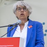 "Notre histoire, nos symboles et notre Constitution fédérale sont là pour absolument tout le monde", a déclaré Mme Baume-Schneider - les jeunes, les femmes, qui n'ont eu le droit de donner leur avis qu'en 1971, et les cantons qui n'ont rejoint la ...